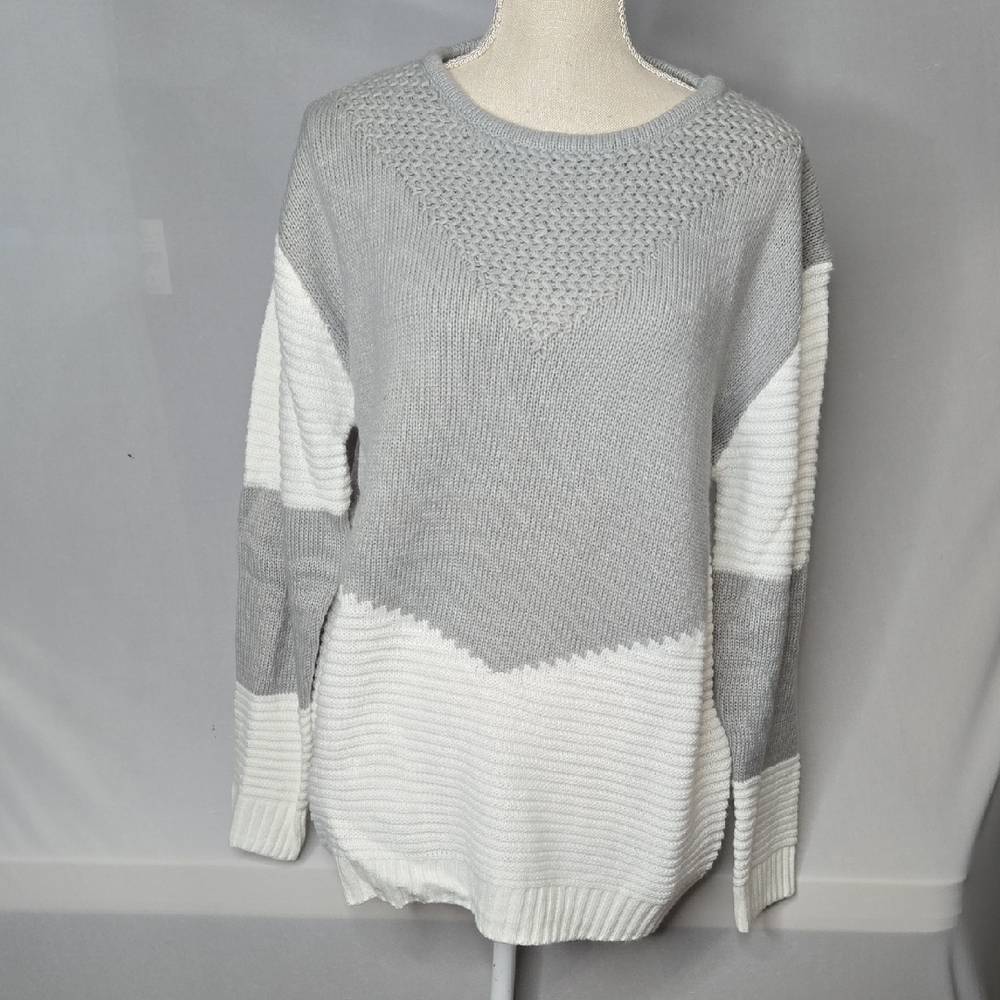 Chic Gray and White Crew Neck Sweater
